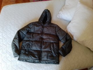 Chaqueta acolchada gris con capucha