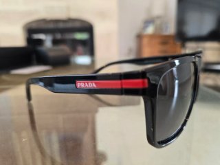 Gafas de sol Prada negras brillantes