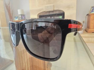 Gafas de sol Prada negras brillantes