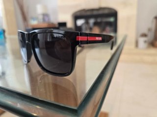 Gafas de sol Prada negras brillantes