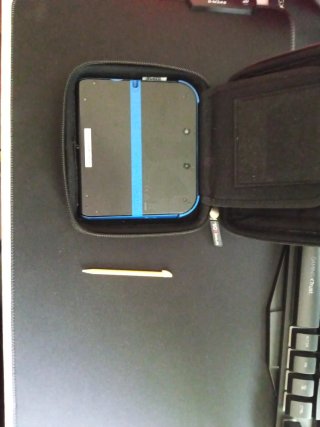 Nintendo 2DS en su caja y con funda