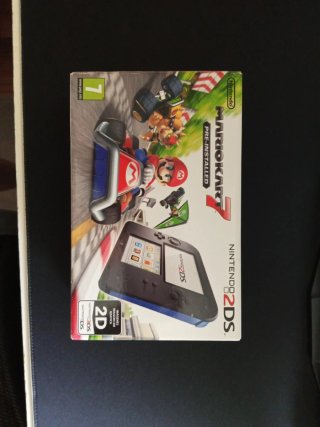 Nintendo 2DS en su caja y con funda