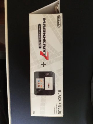Nintendo 2DS en su caja y con funda