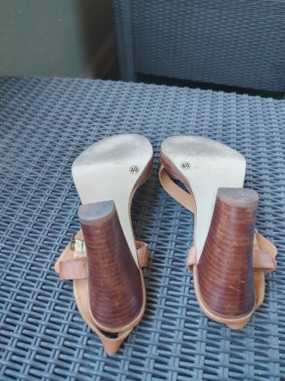 Sandalias tacón marrón cuero