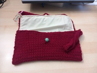 Bolso de ganchillo color burdeos