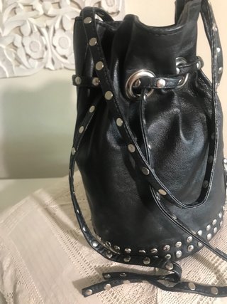 Bolso bombonera negro tachuelas