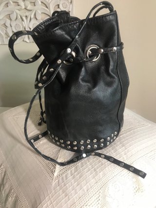 Bolso bombonera negro tachuelas