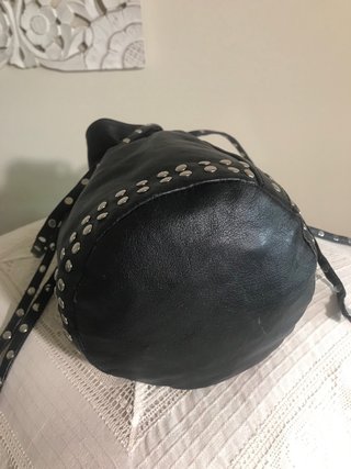 Bolso bombonera negro tachuelas