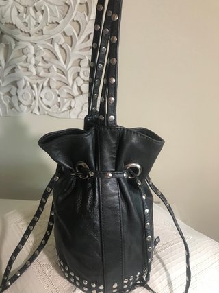 Bolso bombonera negro tachuelas