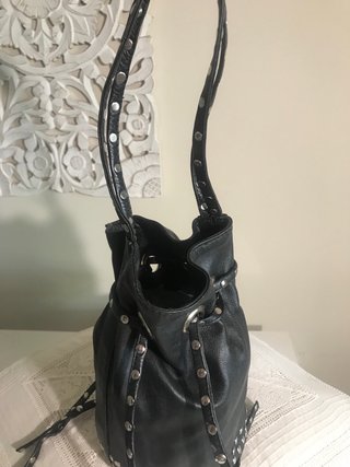 Bolso bombonera negro tachuelas