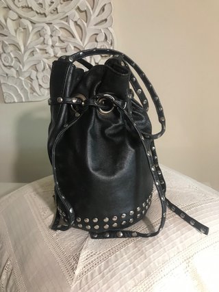 Bolso bombonera negro tachuelas