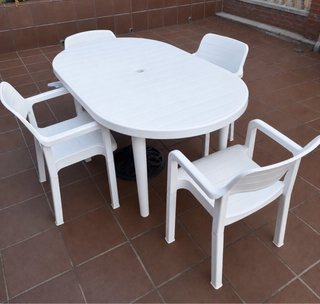 Mesa y 4 sillas de exterior