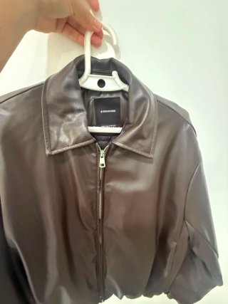 Chaqueta Stradivarius efecto piel marrón