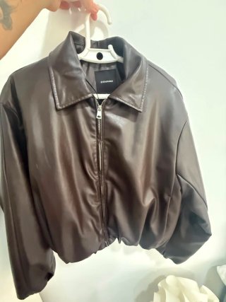 Chaqueta Stradivarius efecto piel marrón
