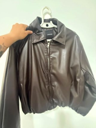 Chaqueta Stradivarius efecto piel marrón