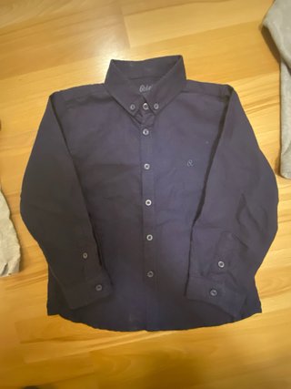 Conjunto Camisa Azul y Camisetas Grises