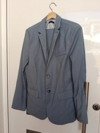 Traje de hombre azul grisáceo