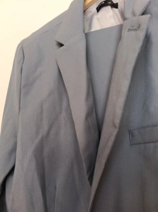 Traje de hombre azul grisáceo