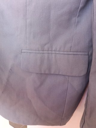 Traje de hombre azul grisáceo