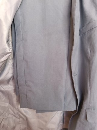 Traje de hombre azul grisáceo