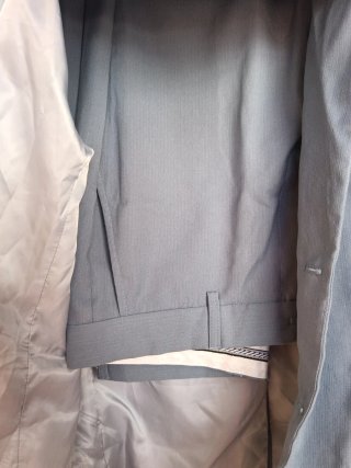 Traje de hombre azul grisáceo