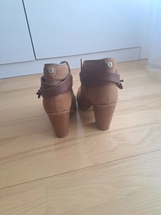 Botines tacón ante mujer