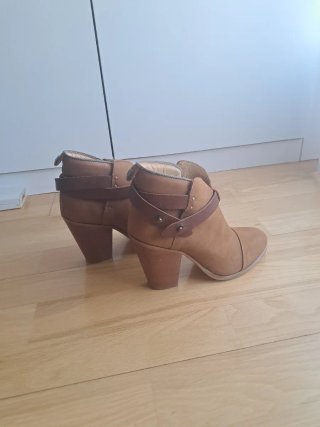 Botines tacón ante mujer
