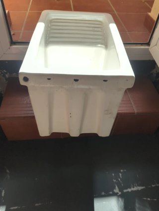 Pila de lavadero de porcelana blanca