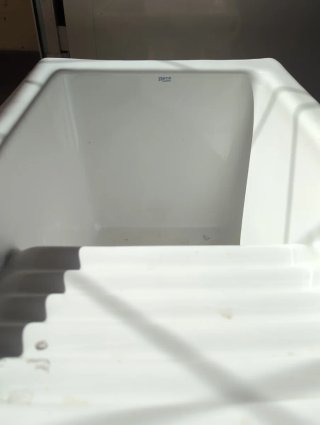 Pila de lavadero de porcelana blanca