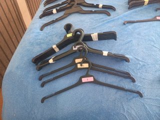 90 perchas para ropa de adulto y 20 perchas pinza