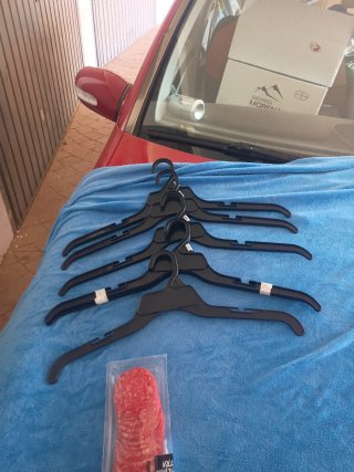 90 perchas para ropa de adulto y 20 perchas pinza