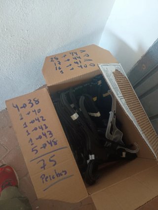 90 perchas para ropa de adulto y 20 perchas pinza