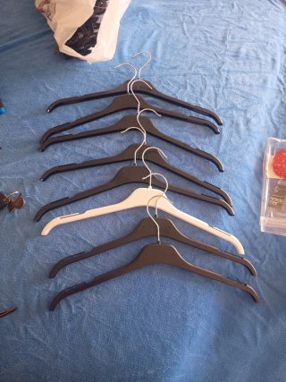 90 perchas para ropa de adulto y 20 perchas pinza