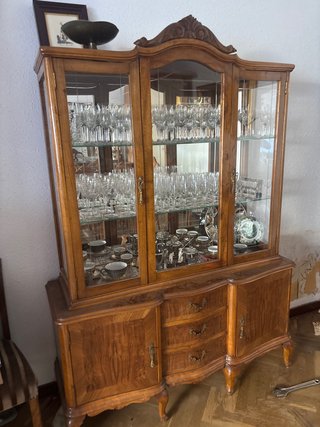 Vitrina antigua de madera y cristal