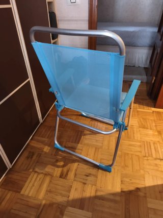 Silla de playa plegable azul y plateada