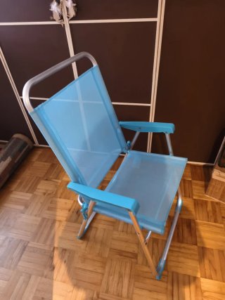 Silla de playa plegable azul y plateada