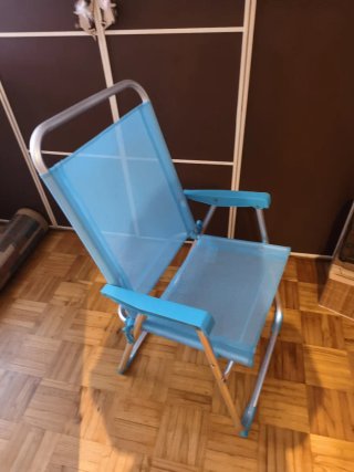Silla de playa plegable azul y plateada