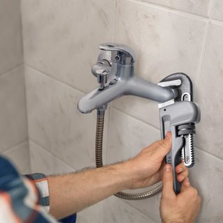 Llave de tubo, llave de tubo recta de aluminio de 18", llave de plomería ajustable, con mandíbula de alta resistencia y mango ergonómico, fácil de transportar, diseño colgante, para tuberías de ag...
