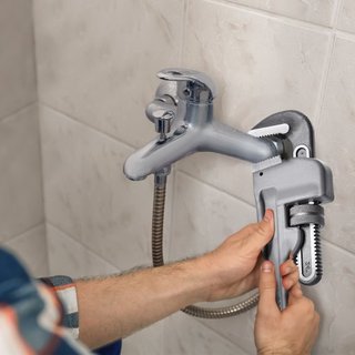 Llave de tubo, llave de tubo recta de aluminio de 24", llave de plomería ajustable, con mandíbula de alta resistencia y mango ergonómico, fácil de transportar, diseño colgante, para tuberías de ag...