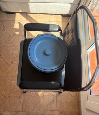 Silla inodoro con tapa y reposabrazos Movilclinic