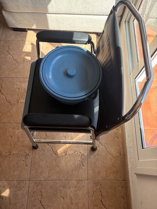 Silla inodoro con tapa y reposabrazos Movilclinic