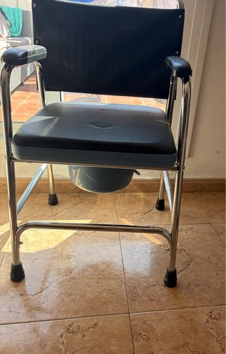 Silla inodoro con tapa y reposabrazos Movilclinic