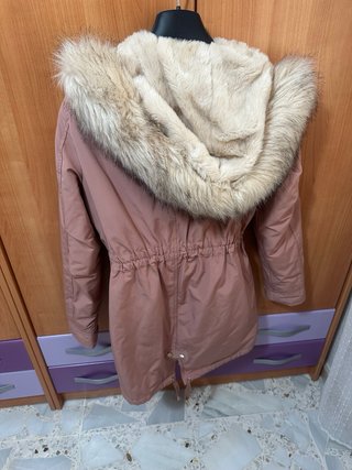 Chaqueta rosa con capucha y pelo