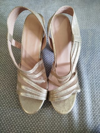 Elegantes sandalias doradas talla 41