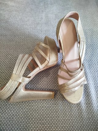 Elegantes sandalias doradas talla 41