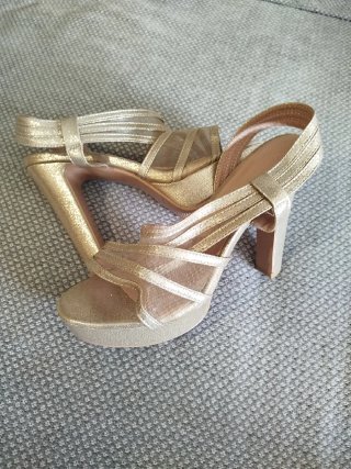 Elegantes sandalias doradas talla 41