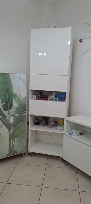 Composizione armadi soggiorno bianchi con stampe