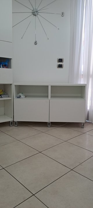 Composizione armadi soggiorno bianchi con stampe