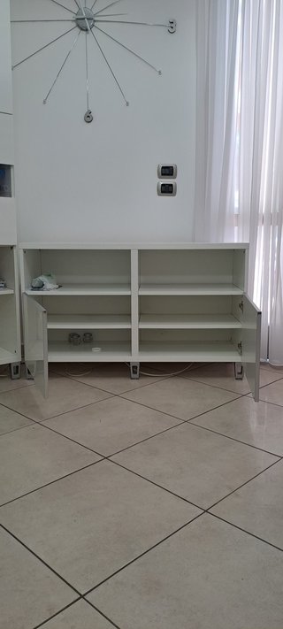 Composizione armadi soggiorno bianchi con stampe