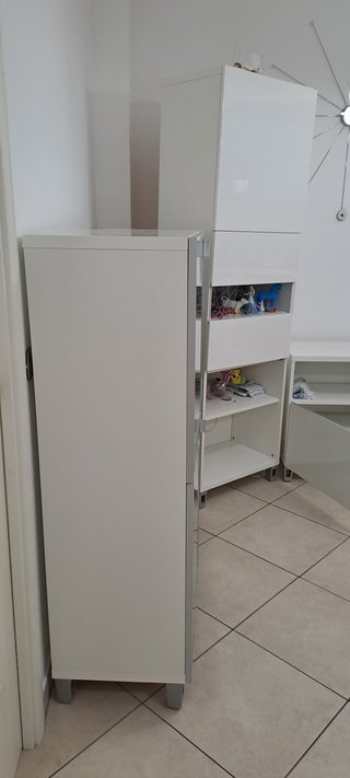 Composizione armadi soggiorno bianchi con stampe